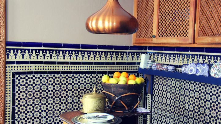 Bronze a navy make a perfect combination in the kitchen area.